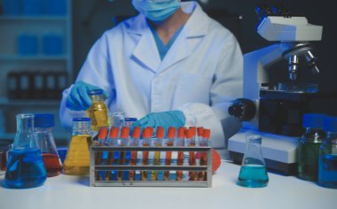 Bilimsel araştırmalar için bilimsel mikroskop kullanan profesyonel kimyager kadın laboratuvarı, mikrobiyoloji medikal ekipman teknolojisi ile çalışan kimya bilimcisi tıp biyolojisi deneyi için çalışan