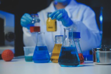 Bilimsel araştırmalar için bilimsel mikroskop kullanan profesyonel kimyager kadın laboratuvarı, mikrobiyoloji medikal ekipman teknolojisi ile çalışan kimya bilimcisi tıp biyolojisi deneyi için çalışan