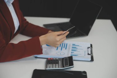 El ele tutuşma ve dizüstü bilgisayar kullanma. Evden çalışan bir iş kadını ya da girişimci. Çevrimiçi alışveriş, e-ticaret, internet bankacılığı, harcama parası, ev konseptinden çalışma