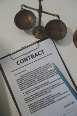 Amerikalı kadın avukat ya da iş kadını Afrikalı dizüstü bilgisayarla çalışıyor, veri arıyor, analiz ediyor, sözleşme belgelerini okuyor hukuk kitaplarıyla çalışıyor adalet danışmanı kavramının çekiciyle çalışıyor..