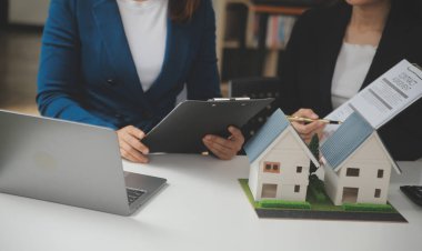 İş bir sözleşme satın almak - satmak house, sigorta acentası gayrimenkul konsept ev yatırım kredisi hakkında analiz imzalama.
