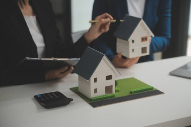 İş bir sözleşme satın almak - satmak house, sigorta acentası gayrimenkul konsept ev yatırım kredisi hakkında analiz imzalama.