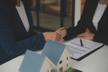 İş bir sözleşme satın almak - satmak house, sigorta acentası gayrimenkul konsept ev yatırım kredisi hakkında analiz imzalama.