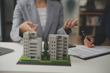 İş bir sözleşme satın almak - satmak house, sigorta acentası gayrimenkul konsept ev yatırım kredisi hakkında analiz imzalama.