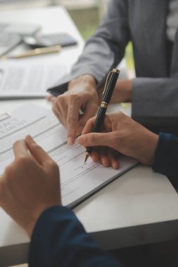 İş bir sözleşme satın almak - satmak house, sigorta acentası gayrimenkul konsept ev yatırım kredisi hakkında analiz imzalama.