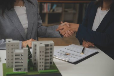 İş bir sözleşme satın almak - satmak house, sigorta acentası gayrimenkul konsept ev yatırım kredisi hakkında analiz imzalama.