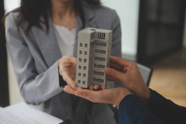 İş bir sözleşme satın almak - satmak house, sigorta acentası gayrimenkul konsept ev yatırım kredisi hakkında analiz imzalama.