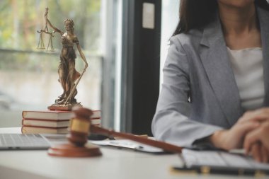 Avukat, hukuk danışmanı, iş adamı anlaşmanın ayrıntıları hakkında beyin fırtınası yapan iş adamı. Sözleşme belgelerindeki doğruluk için yasal işlem defterlerindeki iş sözleşmeleri. ortak mali yatırım.