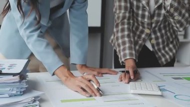 İş dünyası modern ofiste çalışır, dizüstü bilgisayarlar ve haritalar üzerinde çalışır, dizüstü bilgisayarlar ve belgeler üzerinde finansal veriler üzerinde çalışır. iş ve finans kavramı