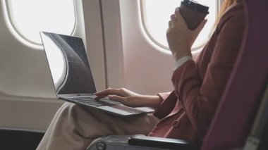 Dizüstü bilgisayarı ve defteri olan takım elbiseli bir adam.