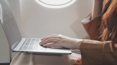 Uçaktaki genç kadın..