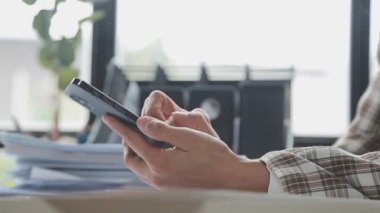 Genç adam cep telefonu kullanıyor.