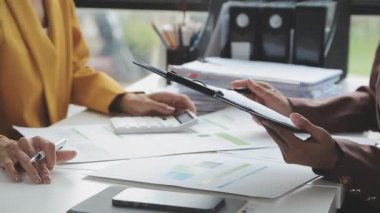 yakın plan - ofiste çalışan iş kadınlarının dijital tablet ve akıllı telefonları ile