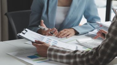 Modern ofis, mali ve analizde çalışan iş adamları.