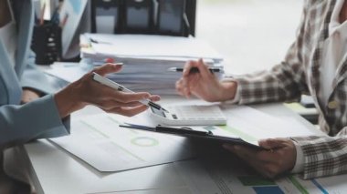 İş adamları yeni fikirleri tartışıyor