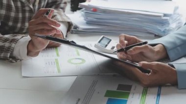 İşadamı çözümlenirken grafik Laptop üzerinde
