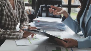 iş ekibi office içinde laptop ile çalışıyor.