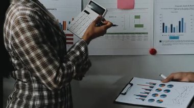 İş kadını ekranda akıllı telefondan grafiği gösteriyor