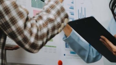 Genç iş adamları tablet üzerinde mali verileri tartışıyor ve analiz ediyorlar