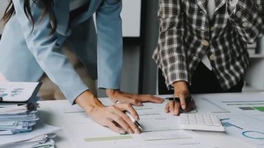 Ofiste dizüstü bilgisayarla çalışan genç iş kadınlarına yakın çekim. Takım çalışması ve takım çalışması kavramı.