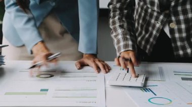 Modern ofiste iş planlarını tartışan iki iş adamına yakın çekim