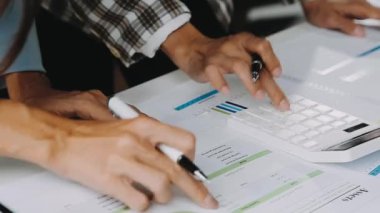 İş adamı ve kadın mali belgelerle çalışıyor