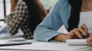 Bilgisayarıyla çalışan genç bir iş kadını.