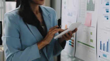 Ofisteki çizelgeleri analiz eden iş kadını, iş konsepti