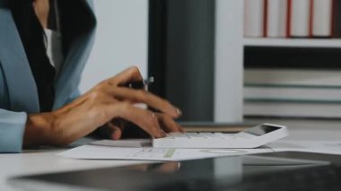 Ofiste çalışan iş kadını.