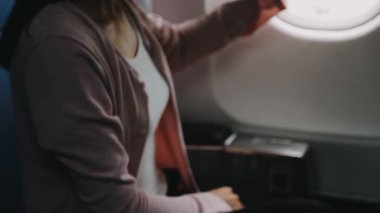 Uçaktaki genç kadın.