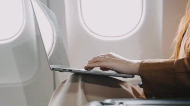 Dizüstü bilgisayarda çalışan iş kadını, dizüstü bilgisayar kullanıyor.