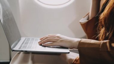 İş kadını dizüstü bilgisayar kullanıyor