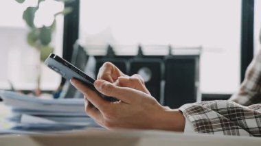 Genç işadamı akıllı telefon kullanıyor.