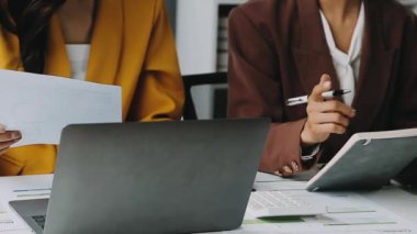 laptop ve belgeleri çalışma iş kadını