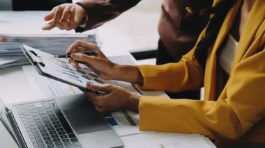 Modern ofiste birlikte çalışan iş adamları.