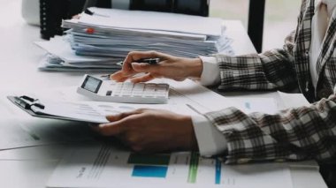 Genç adam ofiste çalışıyor.