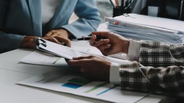 İşadamları ofiste birlikte çalışıyorlar..