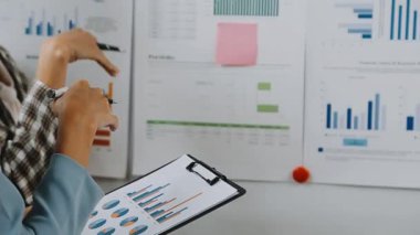 İş adamları modern ofiste buluşup beyin fırtınası yapıyorlar.