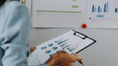 Dizüstü bilgisayarında finansal verilerle çalışan iş kadını