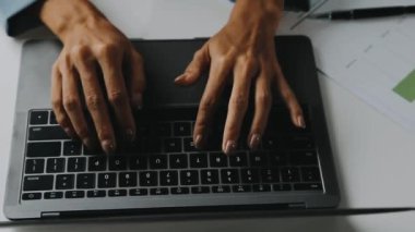 Bilgisayar Klavyesinde Yazan Kadın Elleri 'ni Kapat