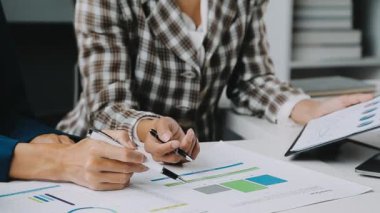 Çalışma masasında dizüstü bilgisayarla çalışan iş adamları, iş ve mali konsept