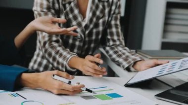 İş adamları mali verileri tartışıyor ve toplantı odasında beyin fırtınası yapıyorlar. Takım çalışması ve iş konsepti.