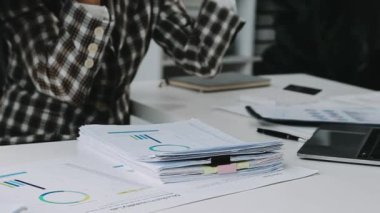 Ofiste dizüstü bilgisayarla çalışan genç bir iş kadını..