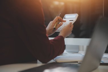 Kafede cep telefonu kullanan bir işadamı.