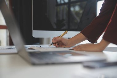 Çağrı merkezinde dost canlısı kadın yardım hattı operatörü. Çağrı merkezinde çalışan ve mikrofonu elleriyle tutan genç bir kadın..