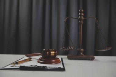 Hukuk teması, hakimin tokmağı, avukat infaz memurları, mahkemede dikkate alınan kanıtlara dayalı davalar, yasalar.