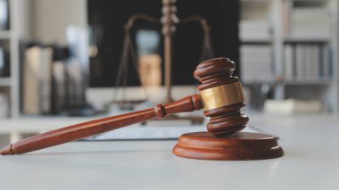 Hukuk teması, hakimin tokmağı, avukat infaz memurları, mahkemede dikkate alınan kanıtlara dayalı davalar, yasalar.