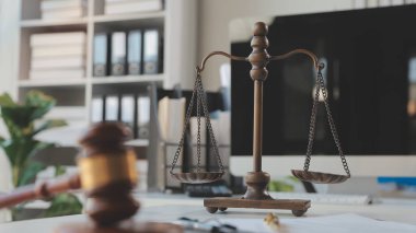 Hukuk teması, hakimin tokmağı, avukat infaz memurları, mahkemede dikkate alınan kanıtlara dayalı davalar, yasalar.
