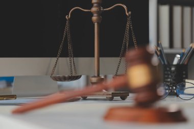 Hukuk teması, hakimin tokmağı, avukat infaz memurları, mahkemede dikkate alınan kanıtlara dayalı davalar, yasalar.