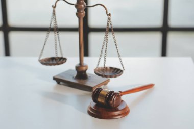 Hukuk teması, hakimin tokmağı, avukat infaz memurları, mahkemede dikkate alınan kanıtlara dayalı davalar, yasalar.